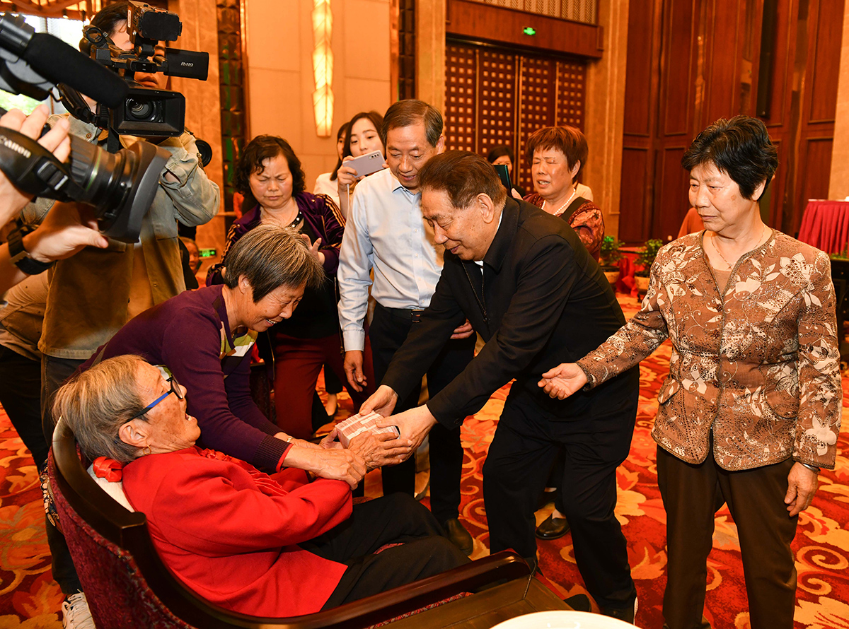 關(guān)愛(ài)百歲老人582 關(guān)愛(ài)百歲老人582